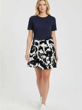 LOFT Dark Navy White Floral Flowy Mini Skirt Wide Waist Size 4 Career Casual